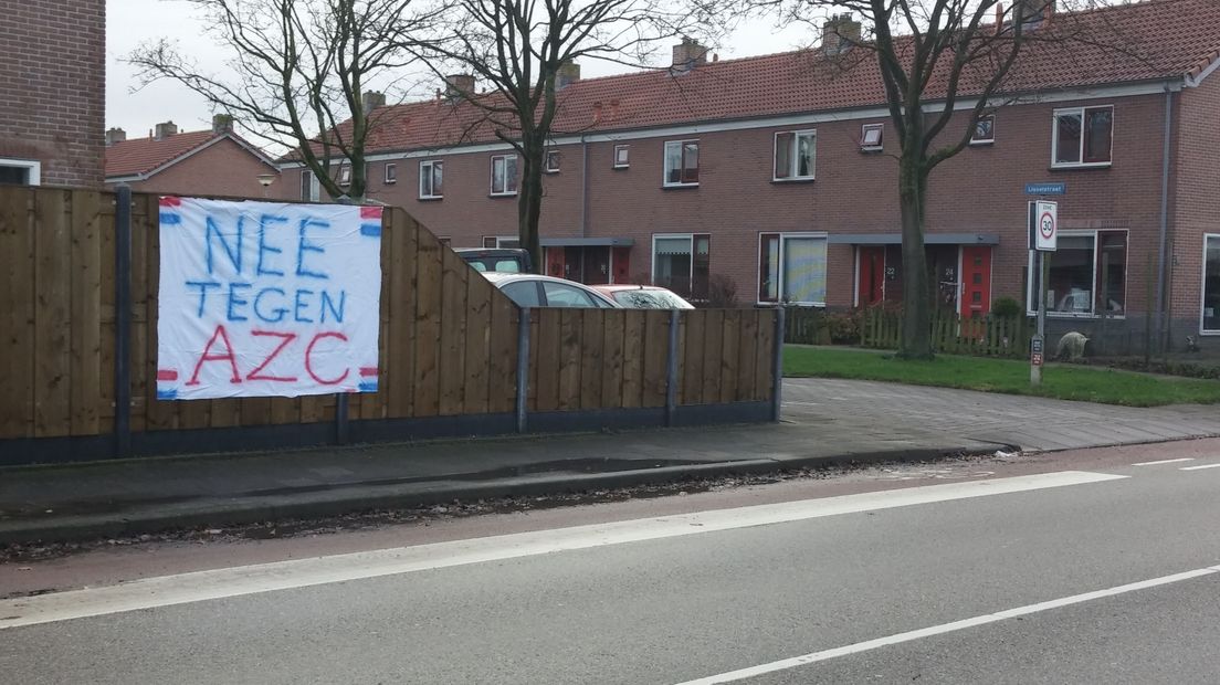 Een aantal inwoners van Geldermalsen is fel gekant tegen de mogelijke komst van een asielzoekerscentrum (azc) voor 1500 mensen in hun dorp. Ze hingen spandoeken op om hun ongenoegen te uiten.