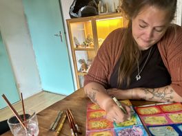 Arnika (46) uit Assen laat overal waar ze komt lieve briefjes achter: 'Beetje opstandigheid'