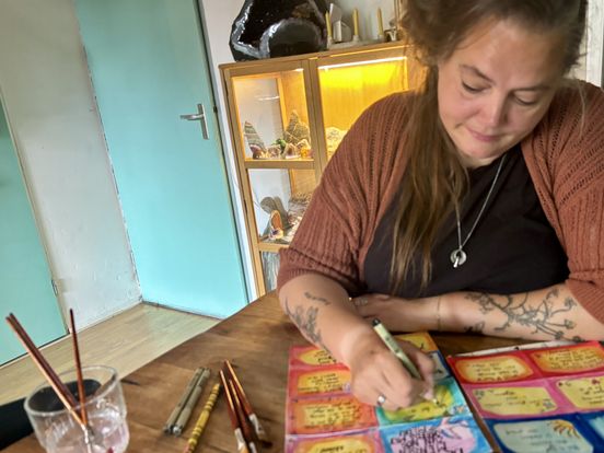 Arnika (46) uit Assen laat overal waar ze komt lieve briefjes achter: 'Beetje opstandigheid'