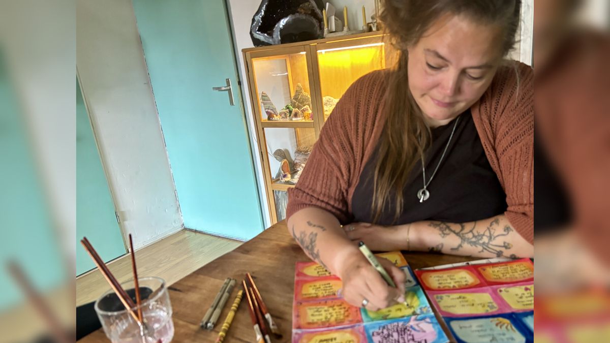 Arnika (46) uit Assen laat overal waar ze komt lieve briefjes achter: 'Beetje opstandigheid'