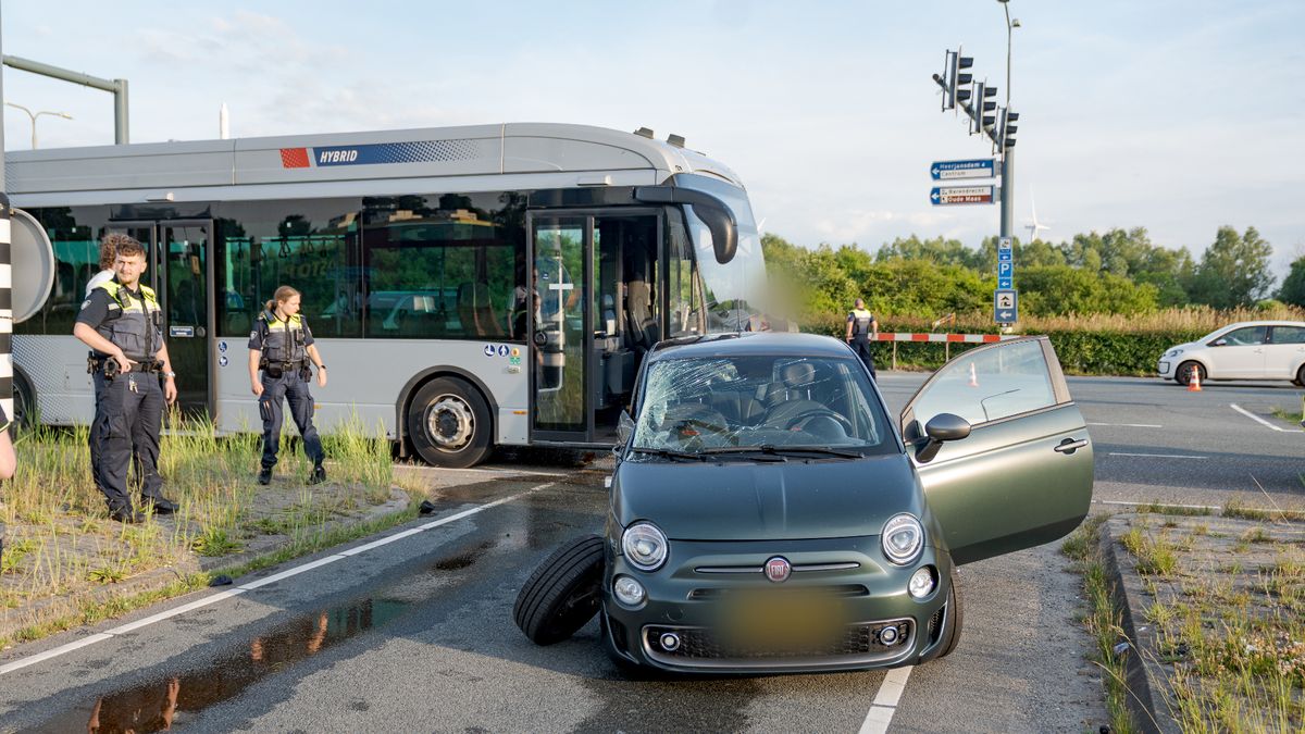 Gewonde en flinke schade na botsing auto en lijnbus in Barendrecht