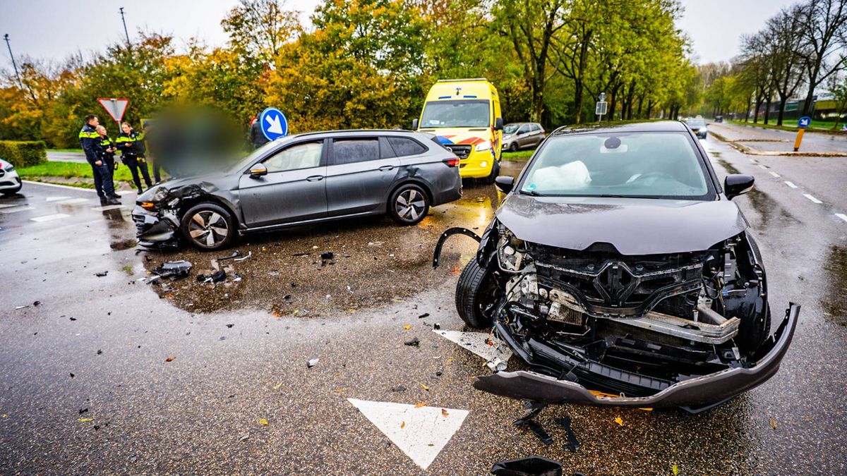 Auto's in kreukels na ongeluk bij Doesburg