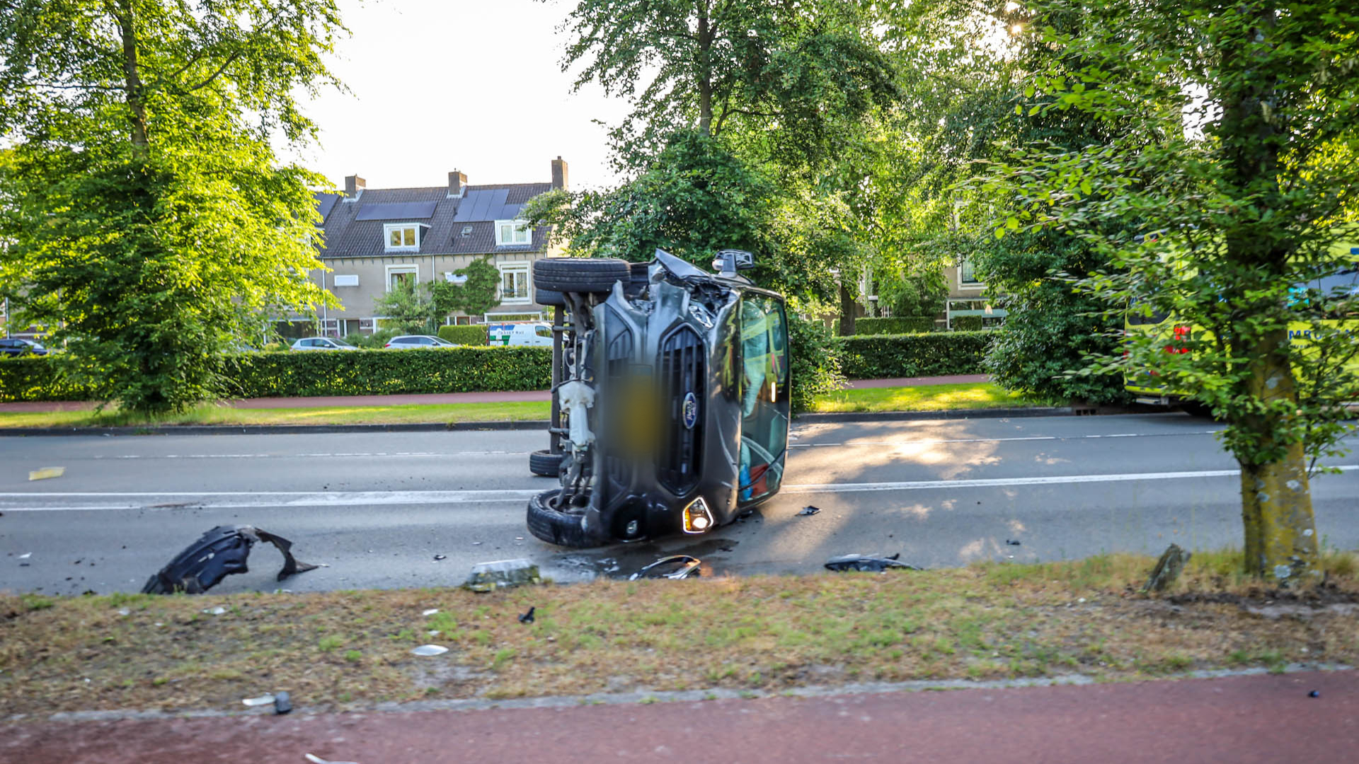 Bestelbus komt op zijn kant terecht