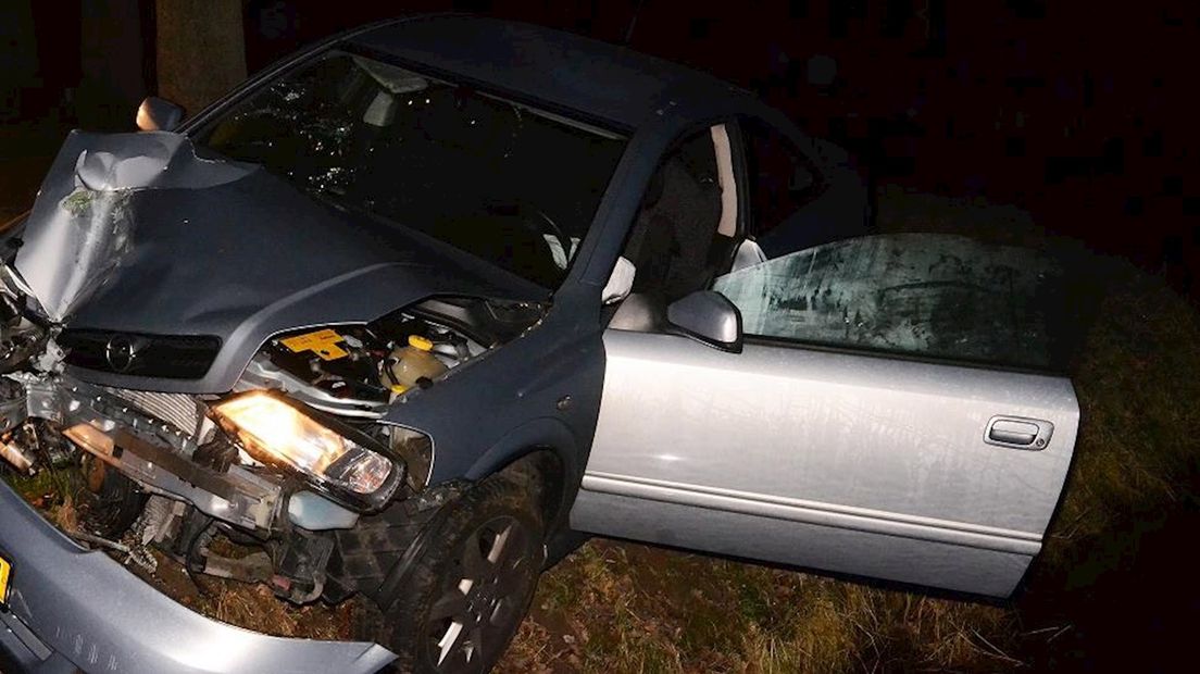 Auto tegen brugleuning in Wijhe