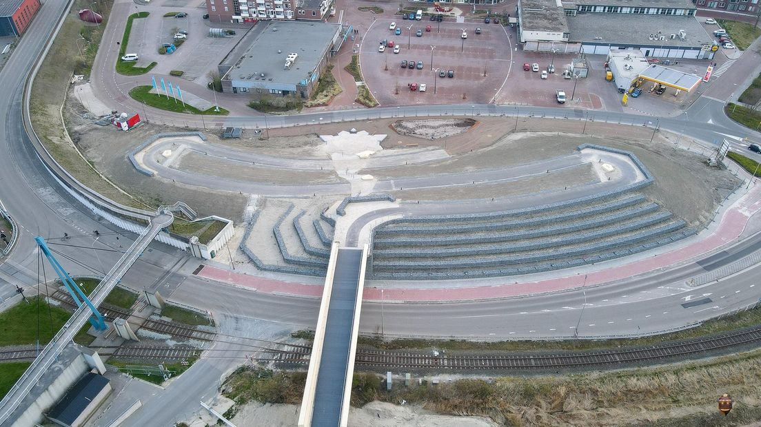 De voet van de brug heeft de vorm van de vroegere vestingstad Delfzijl