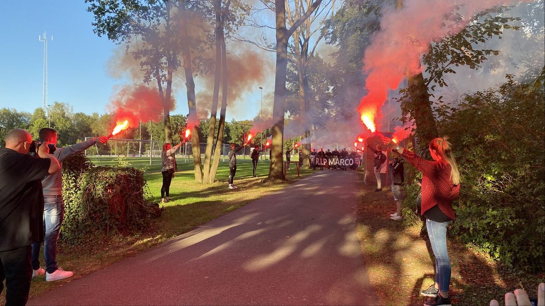 Voetbalclub Phenix herdenkt met stille tocht overleden Marco van der Kolk (26)