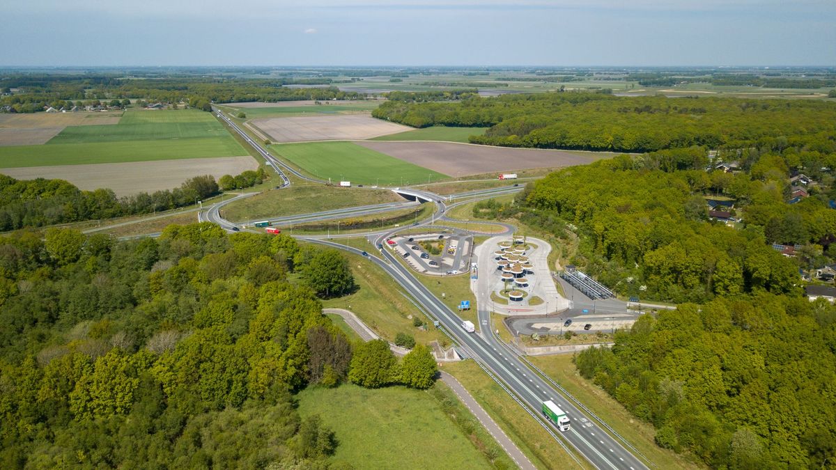 Delen Drentse N-wegen in weekenden dicht om maaiwerkzaamheden