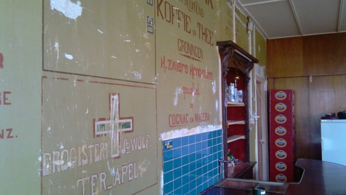 Oude muuradvertenties in café in Roswinkel