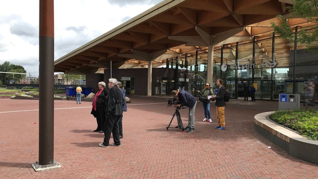 De Van Rossems bij het station in Assen vandaag (Rechten: Jan Kuipers)