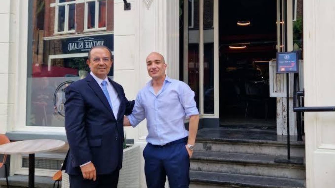 Ambassadeur Jose Antonio Zabalgoitia en restauranthouder Leon Hernandez