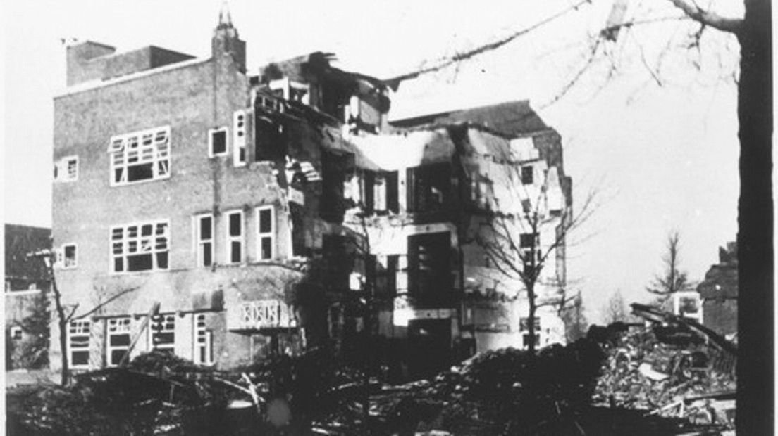 De schade aan het pand van het hoofdkwartier in Amsterdam