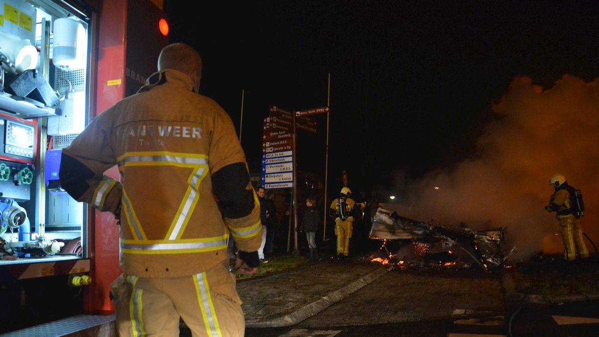 Brandweer blust onder veel boegeroep vreugdevuur in Daarle