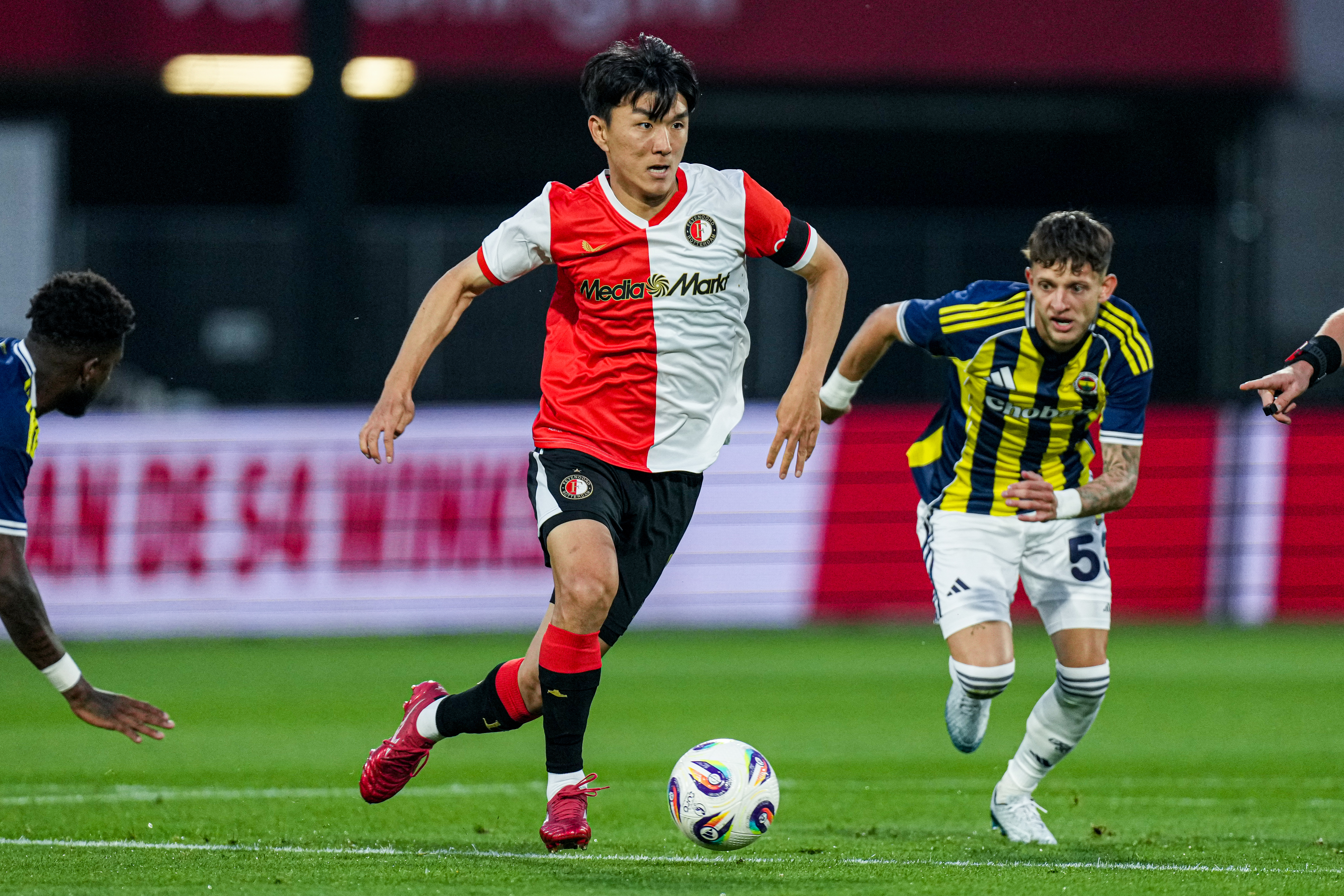 Hwang tijdens Feyenoord - Fenerbahçe.