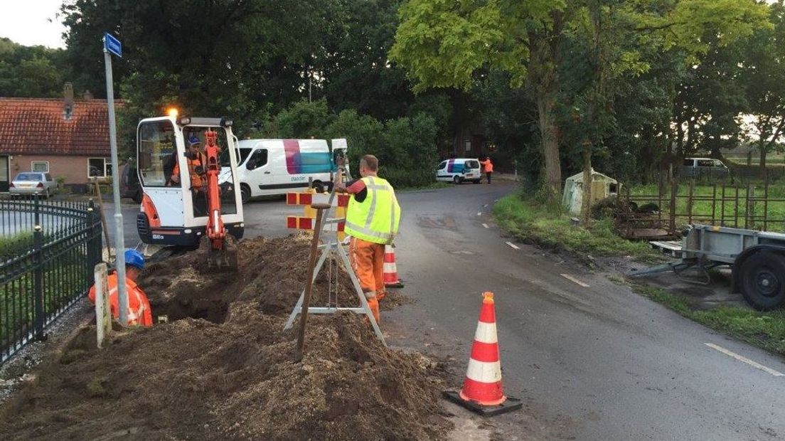 Monteurs van netbeheerder Liander zijn donderdagochtend met het schoonmaken van de gehavende gasleiding in het buitengebied van Oldebroek. Door een storing zitten bewoners in de postcodegebieden 8095 en 8096 waarschijnlijk dagen zonder gas.