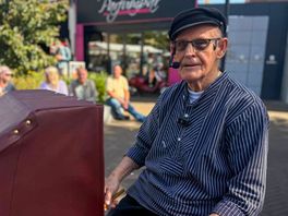 Roelie (87) zingt al jaren op zijn muziekfiets winkelend Emmen toe