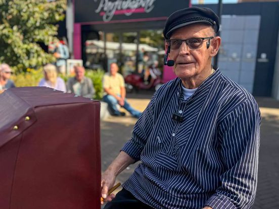 Roelie (87) zingt al jaren op zijn muziekfiets winkelend Emmen toe