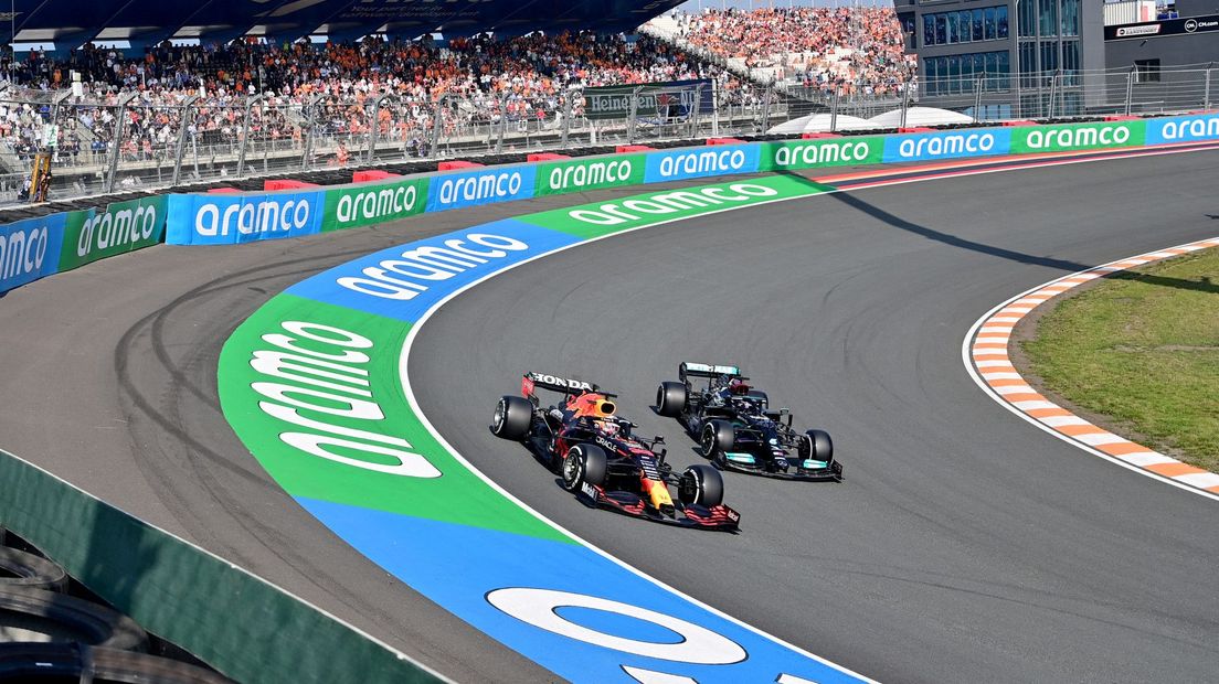 Verstappen vlak voor Hamilton in de vrije training op Zandvoort