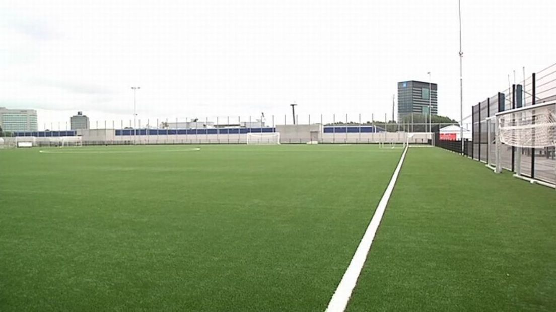 Zo kan het ook: voetbalvelden op het dak van IKEA in Utrecht