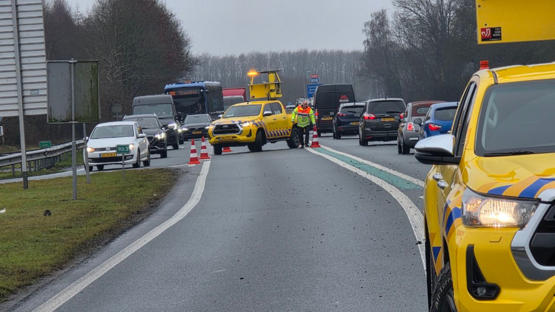112-nieuws: N34 vrijgegeven, vrachtwagen met klapband weggesleept