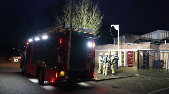 Brandweer belaagd met vuurwerk door jongens met bivakmutsen