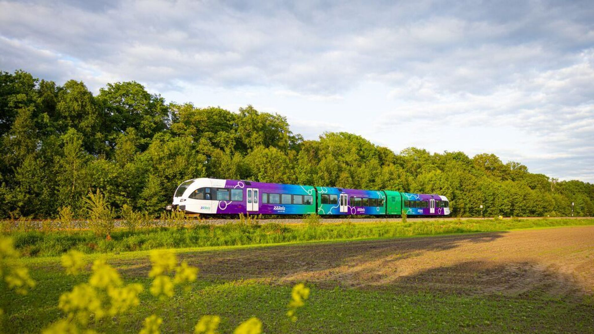 De nieuwe trein van Arriva in de kleuren van RRReis.