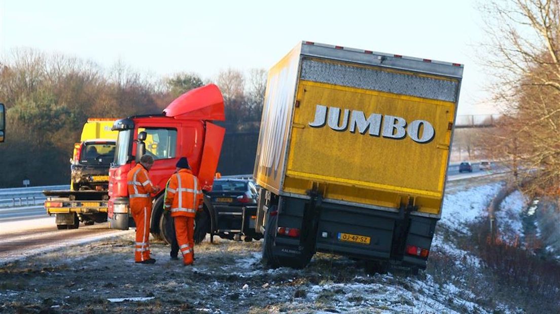 Ongeval met vrachtwagen op N33 bij Assen