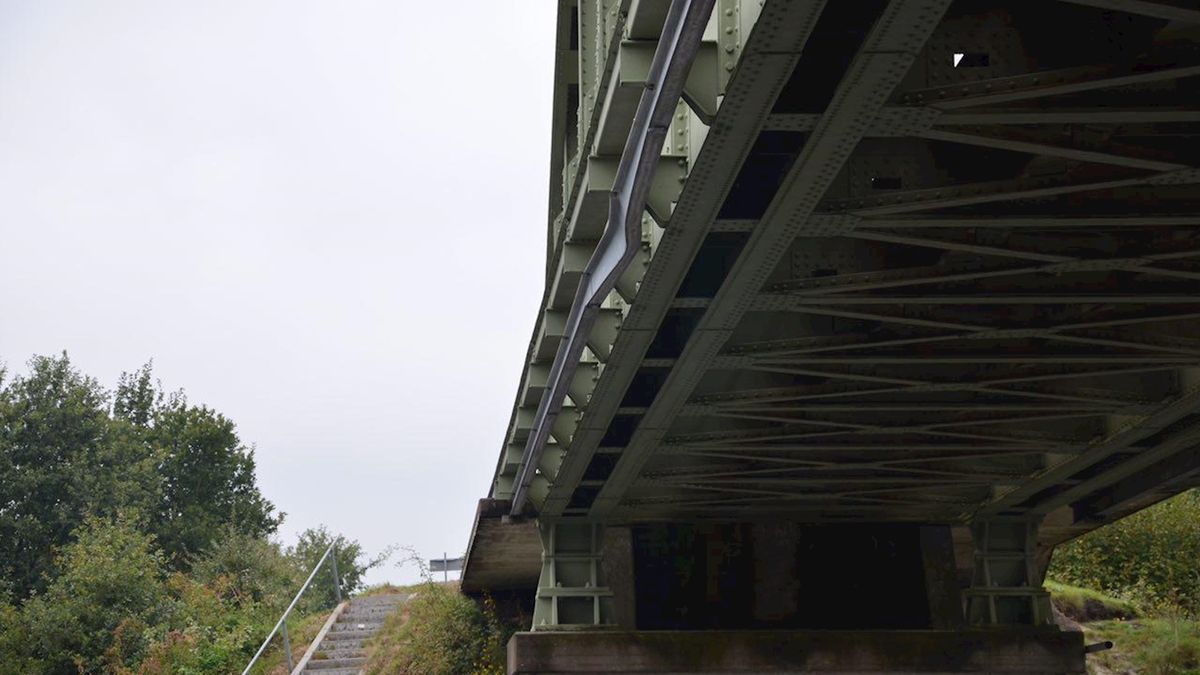 Treinvertraging door beschadiging spoorbrug bij Aadorp