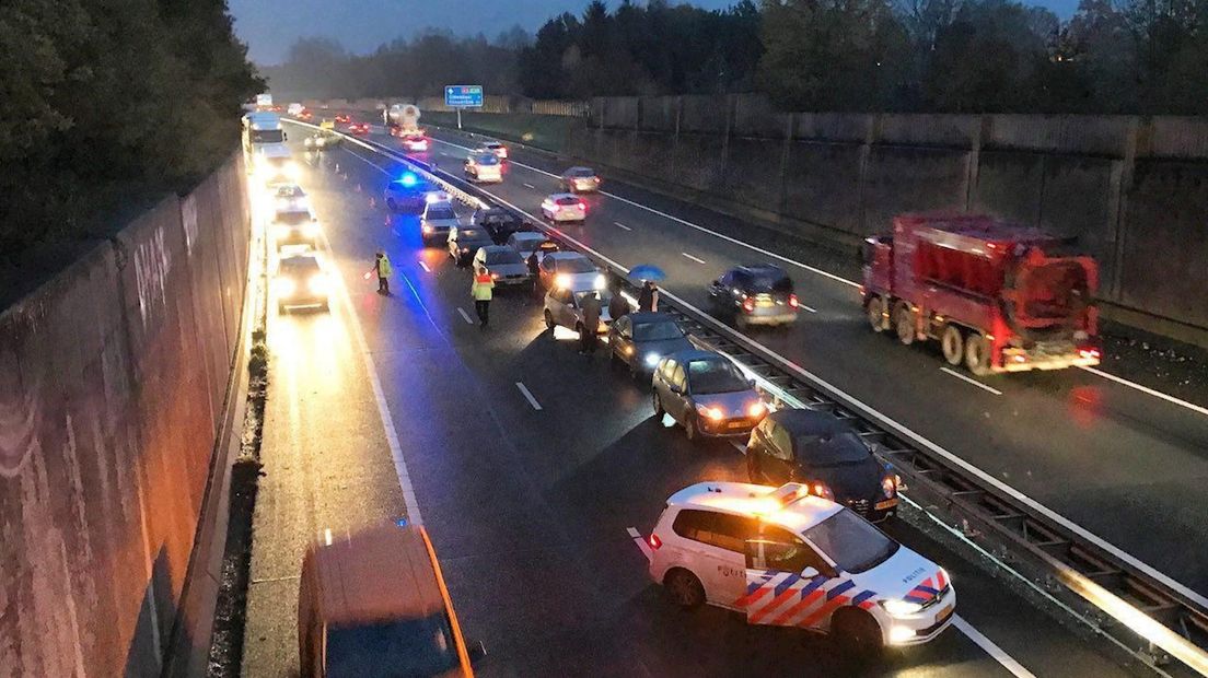 Het verkeer wordt omgeleid over de vluchtstrook