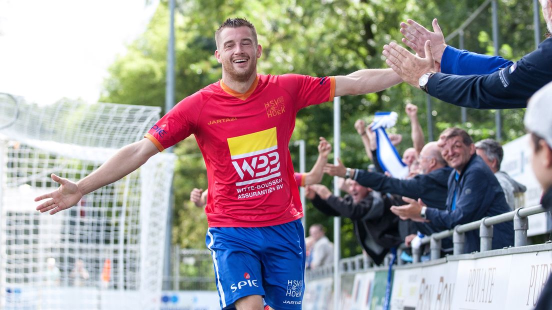 Niek van Sprundel juicht nadat hij voor Hoek heeft gescoord in de KNVB Beker tegen ASWH