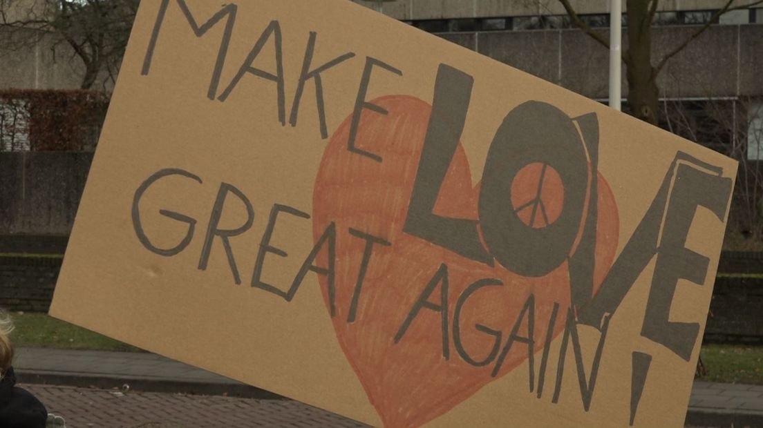 Zo'n zestig studenten van de Nijmeegse Radboud Universiteit zijn woensdagmiddag naar Den Haag vertrokken  om mee te doen aan de demonstratie tegen het beleid van de Amerikaanse president Trump. Organisator Mienke de Wilde vindt het zo belangrijk om een tegengeluid te laten horen tegen de zogenoemde moslimban van Trump, dat ze de kosten voor de busreis naar Den Haag uit eigen zak betaalt.