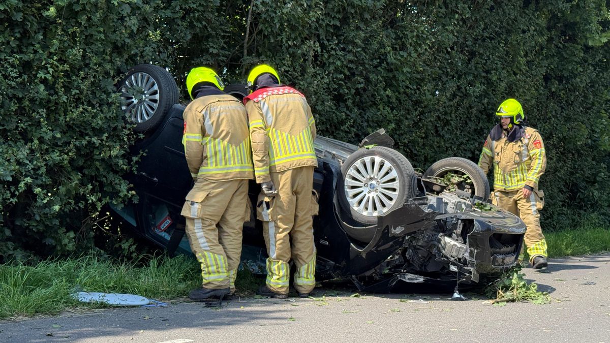 Auto slaat over de kop en komt in berm terecht: bestuurder naar ziekenhuis