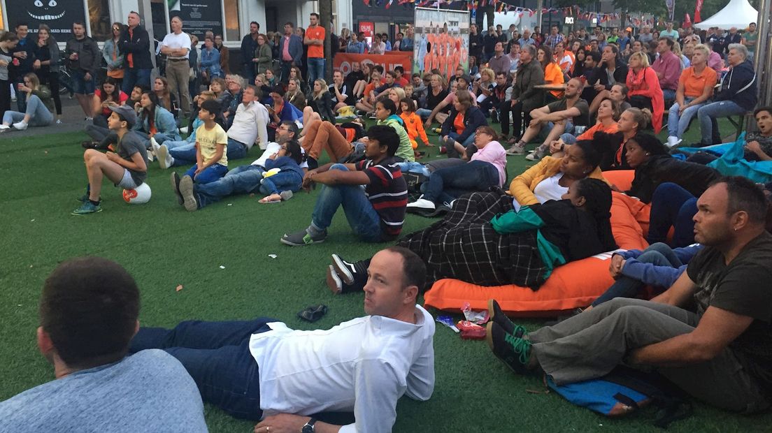 In de binnenstad van Enschede werd ook naar de halve finale van Oranje gekeken