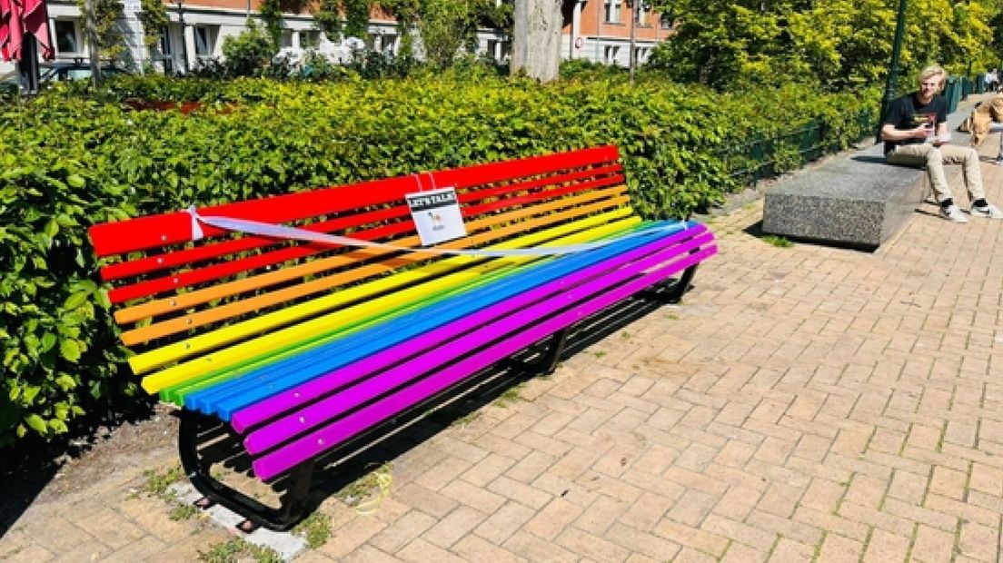 De regenboogbank in het Huijgenspark