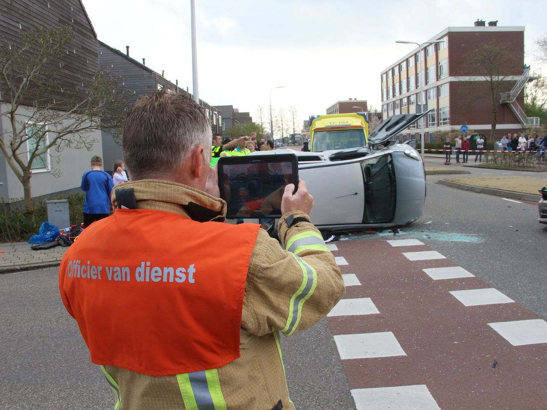 Gewonde en auto op de kant bij aanrijding in Krimpen aan den IJssel