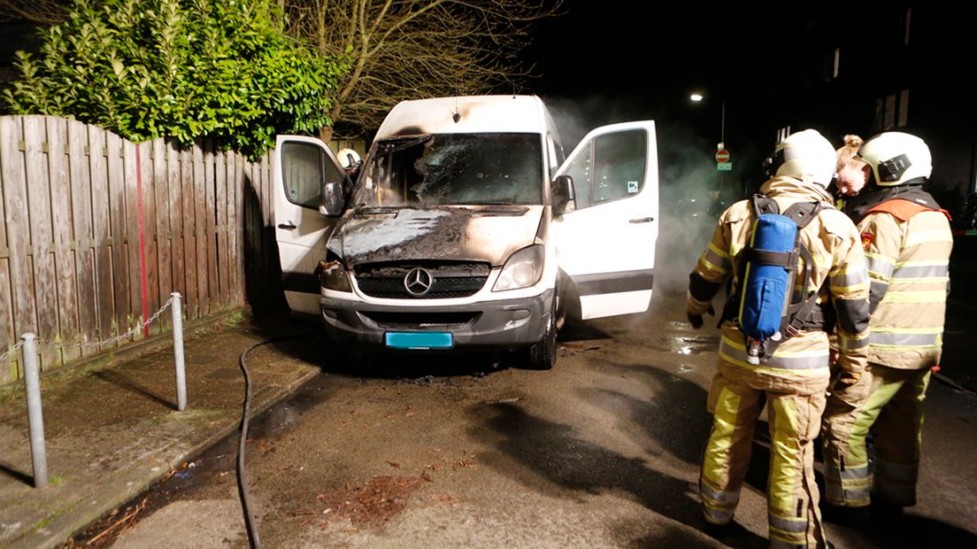 De auto raakte ernstig beschadigd.