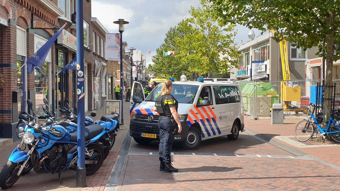 Politie na het schietincident in de Rolderstraat (Rechten: Persbureau Meter)