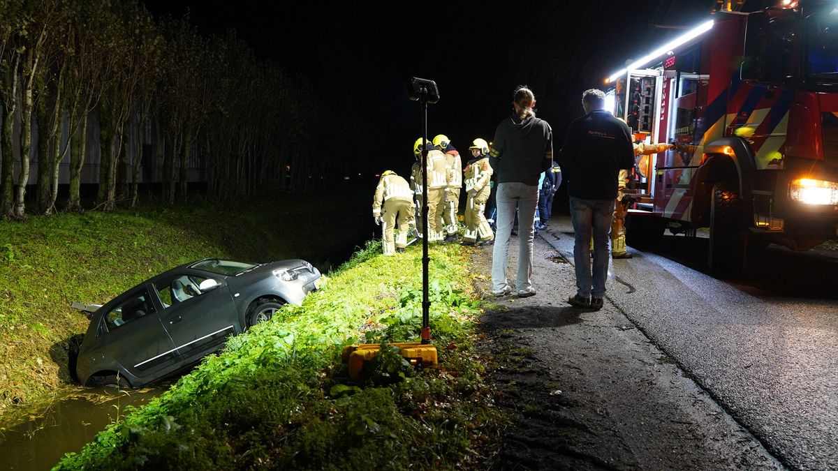 Vrouw en auto in sloot komen er allebei genadig vanaf