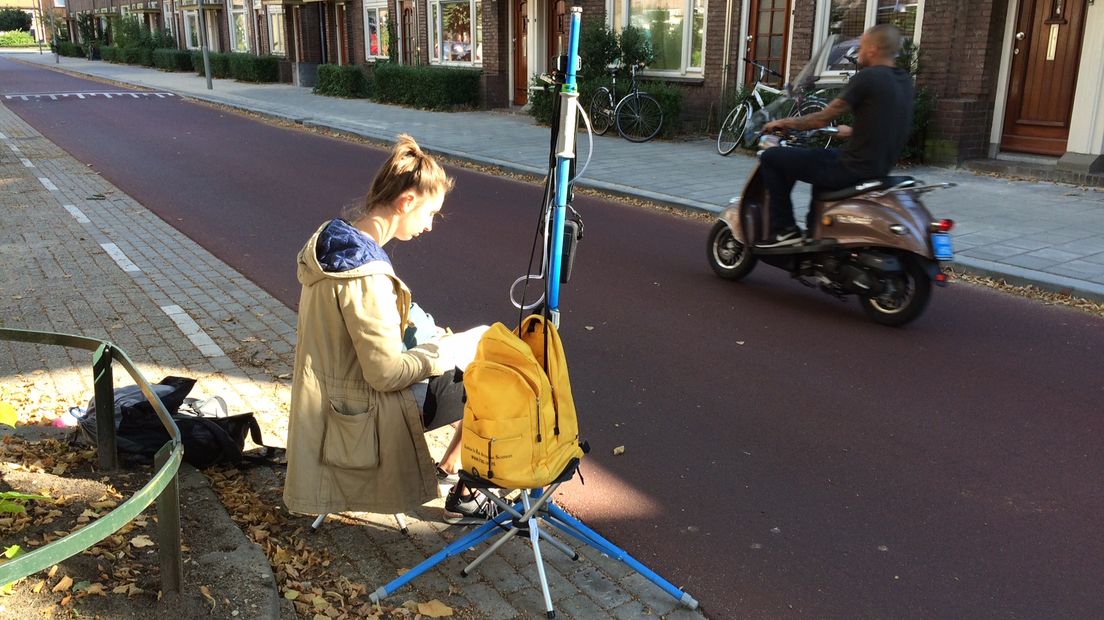 Brommers en scooters zijn een grote bron van luchtvervuiling en moeten daarom van het fietspad. Dat concludeert de GGD Gelderland-Midden na onderzoek. 'Achter brommers fietsen is niet gezond', vertelt onderzoeker Moniek Suurbier.