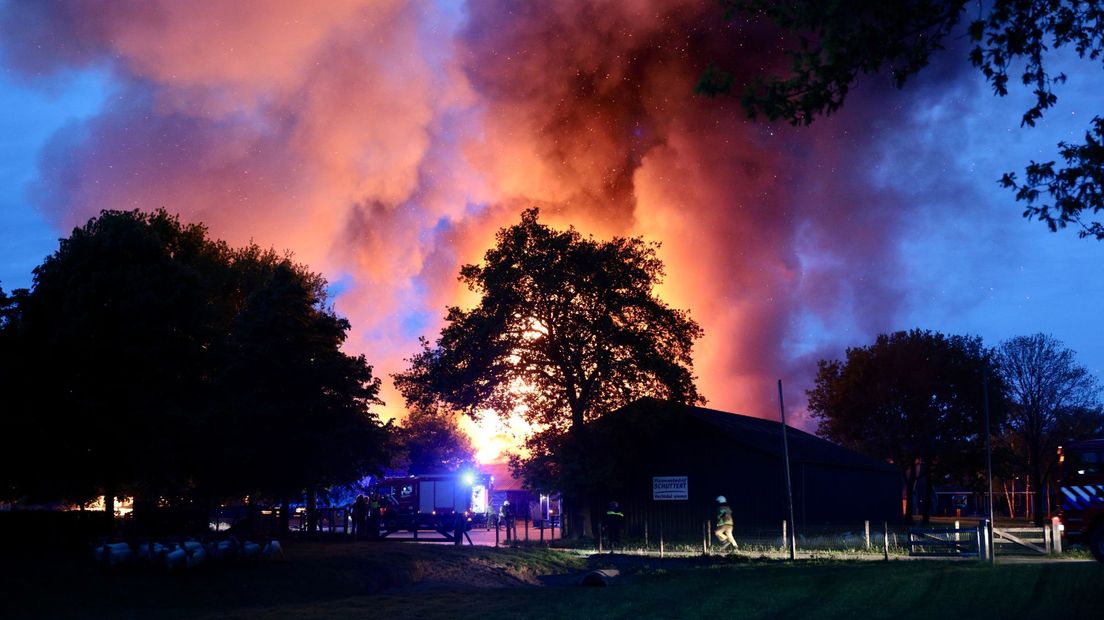 Grote brand in schuur met 25.000 kippen in Ommen