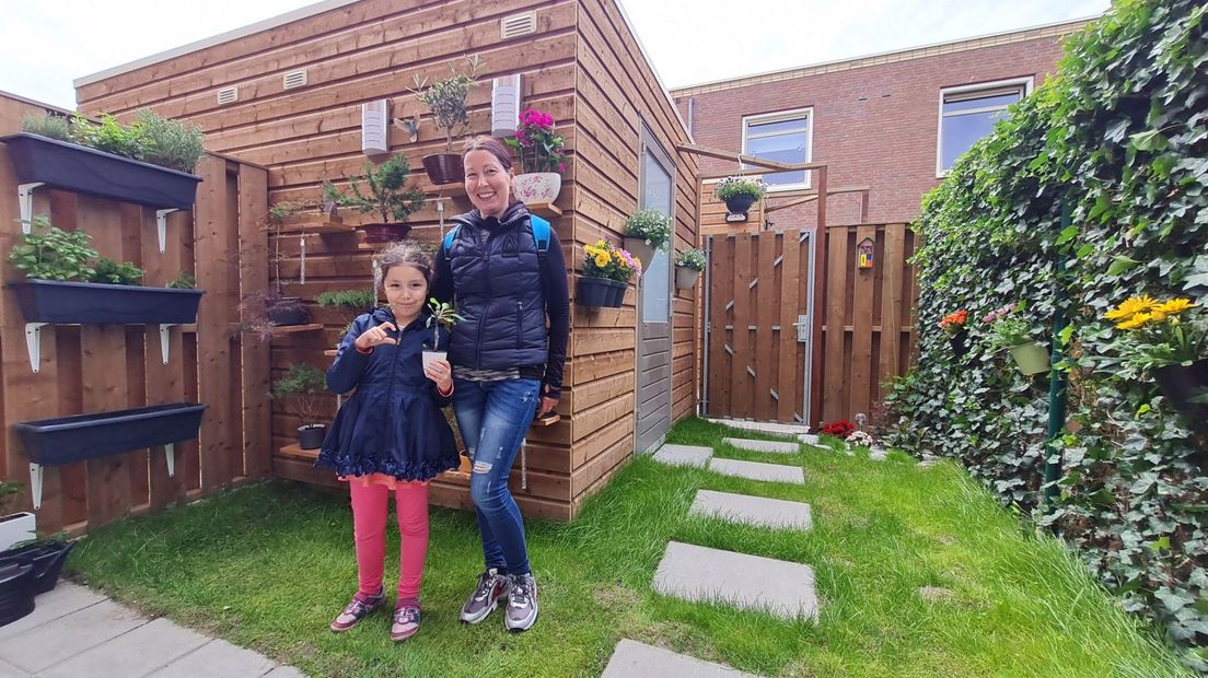 Galina samen met haar dochter in de winnende tuin