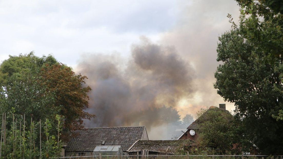 De brand veroorzaakte veel rook.