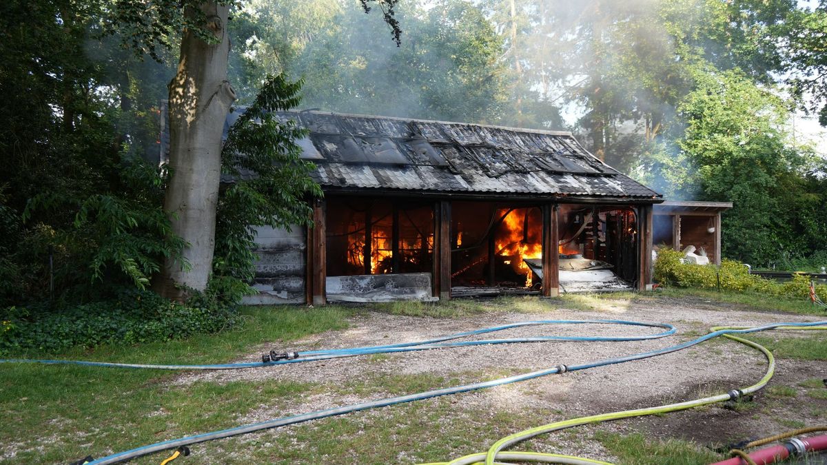 Grote brand verwoest schuur en auto