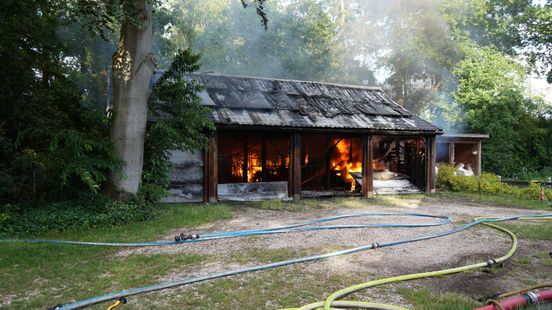 Grote brand verwoest schuur en auto