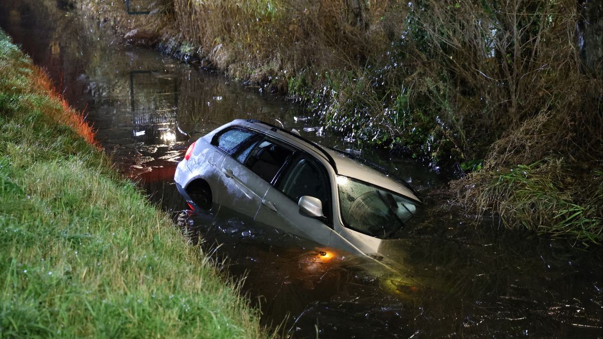 Auto belandt in ijskoude sloot na ongeluk