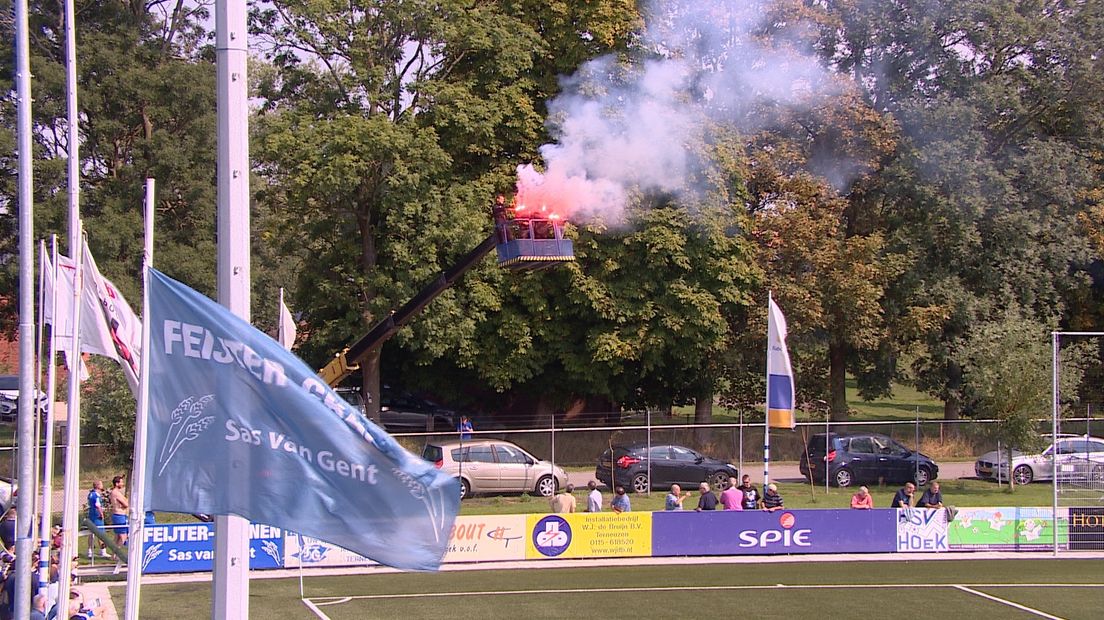 Vuurwerk afsteken door Hoek-supporters