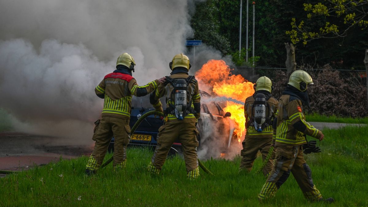 112-nieuws donderdag 1 mei: Auto brandt uit in Marum • Brand in ondergrondse container Winschoten