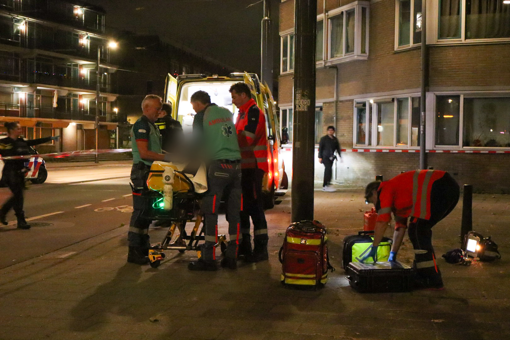 Een 16-jarige jongen zou zwaargewond zijn geraakt.