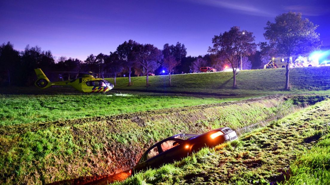 Een auto belandde in de sloot