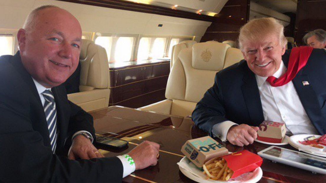 Hoekstra en Trump in Trump Force One