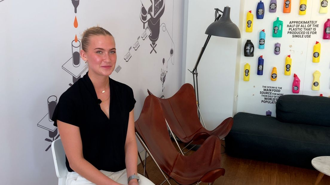 Anna in de gemeenschappelijke ruimte van het hostel.